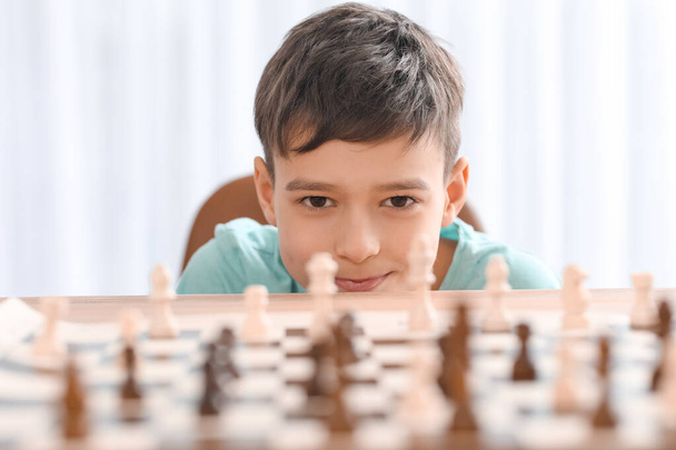 Kleine jongen schaken tijdens toernooi in club - Foto, afbeelding