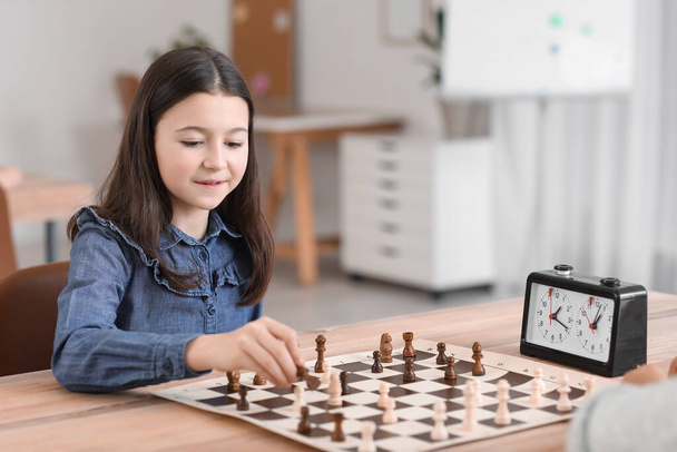 Klein meisje schaken tijdens toernooi in club - Foto, afbeelding