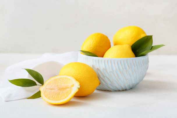 テーブルの上に新鮮なレモンのボウル - 写真・画像