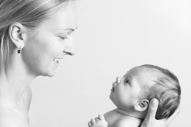 Bir annenin kollarında kız bebek - Fotoğraf, Görsel