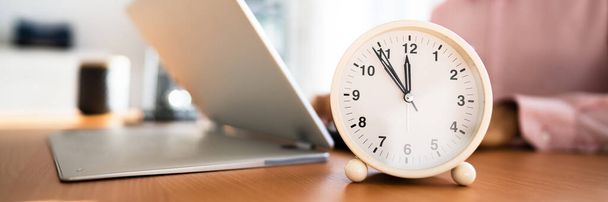 Digital Accountant Deadline Pressure. Tax Deadline Running Out Of Time - Valokuva, kuva