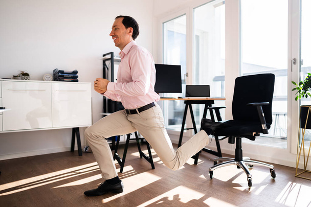 Business Man Doing Bulgarian Split Squat In Office - Foto, immagini