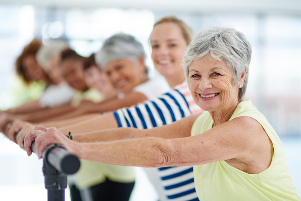 El ejercicio no tiene límite de edad. Fotografía de un grupo de mujeres haciendo ejercicio en interiores. - Foto, Imagen