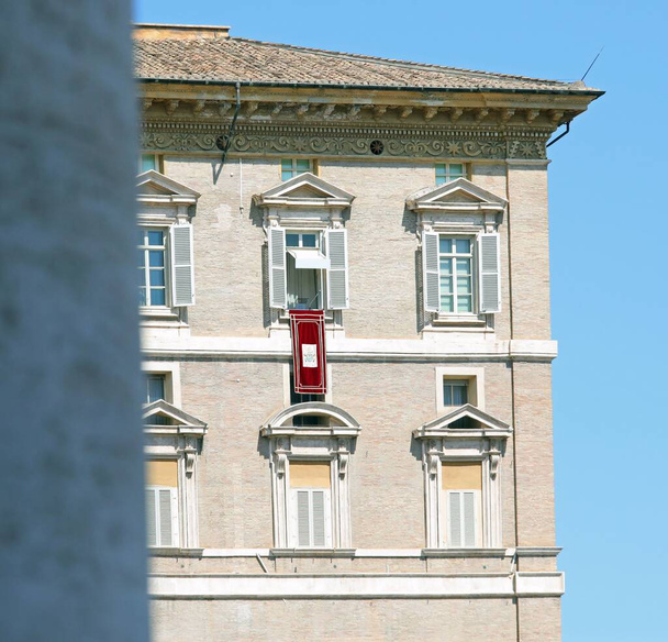 Widok na Pałac Apostolski w Watykanie i okno, w którym Papież przemawia w niedzielę Angelus - Zdjęcie, obraz