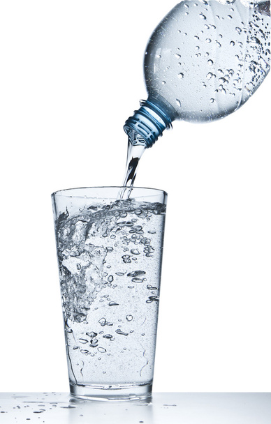 Víz öntése üvegbe - Fotó, kép