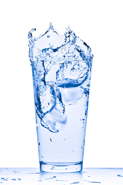 víz fröccsenés üvegben - Fotó, kép