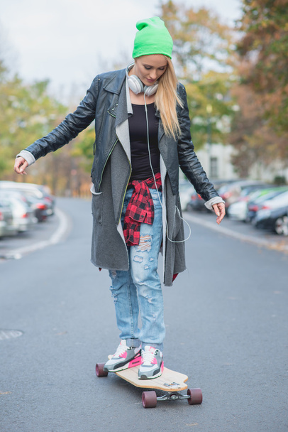 Mladá bílá žena na skateboardu v ulici - Fotografie, Obrázek