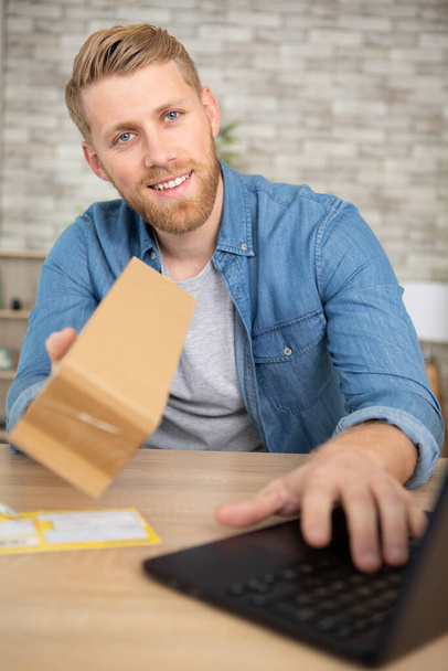 man carry brown parcel or cardboard boxes e-commerce ideas concept - Foto, Imagen