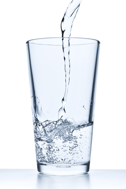verter agua en el vaso - Foto, imagen