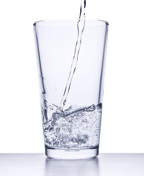Наливание воды в стекло - Фото, изображение