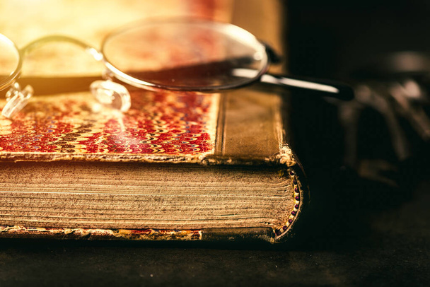 livro encadernado de couro antigo com capa de papel marmorização na mesa. - Foto, Imagem