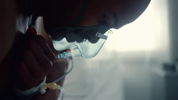 Muž v kyslíkové masce dýchat zkřížené paže v jednotce intenzivní péče detailní up - Záběry, video