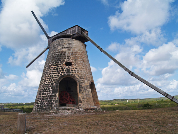 alte Windmühlenruinen auf bettys hope plantage, einer ehemaligen Zuckerplantage oder einem Anwesen in der Nähe von Sitzen, pares auf antigua barbuda in den karibischen Antillen Westindien. - Foto, Bild
