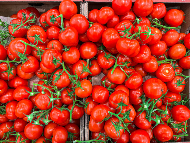 pomidory na zielonej gałązce owoce pomidora wiśniowego na liczniku sklepu zdrowy posiłek dieta przekąska na stole kopia przestrzeń jedzenie tło rustykalny górny widok keto lub paleo dieta wegetariańska wegańskie - Zdjęcie, obraz