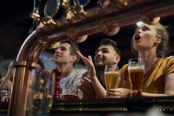 Groupe d'amis applaudissant au match de football dans le pub - Photo, image