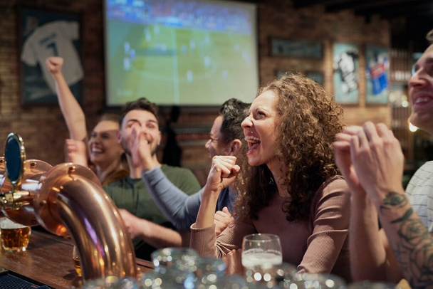 Animando a los amigos de los aficionados al fútbol en el pub  - Foto, imagen