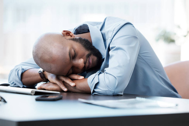 Mola zamanı. Ofisteki masasında uyuyan yakışıklı bir iş adamının kırpılmış fotoğrafı.. - Fotoğraf, Görsel