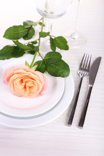 Ajuste de mesa con rosa rosado en plato
 - Foto, Imagen