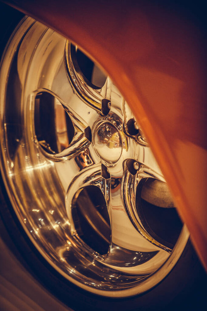 Close up tiro de um aro de roda clássico cromado em um carro vintage. - Foto, Imagem