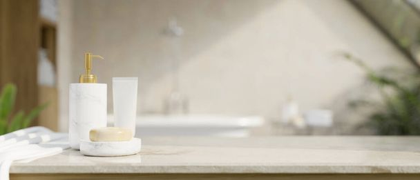 Стільниця для ванної з мармуровою пляшкою білого шампуню, милом, лосьйонною трубкою, рушником та місцем для копіювання продукту проти розмитої розкішної яскравої ванної кімнати на задньому плані. 3d рендеринг, 3d ілюстрація
 - Фото, зображення