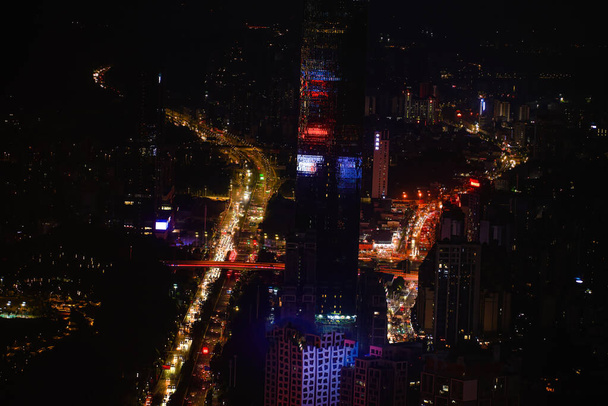 Nachtzicht op de stad weg en viaduct in Nanning, Guangxi, China - Foto, afbeelding