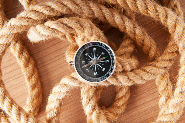 Kompass und Seil im Reise- und Abenteuerkonzept - Foto, Bild