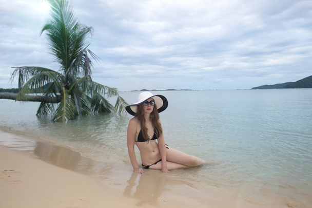 Το κορίτσι σε ένα καπέλο στην ακτή ενός ωκεανού, Ταϊλάνδη - Φωτογραφία, εικόνα