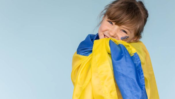 μικρό κορίτσι με τη σημαία της Ουκρανίας - Φωτογραφία, εικόνα