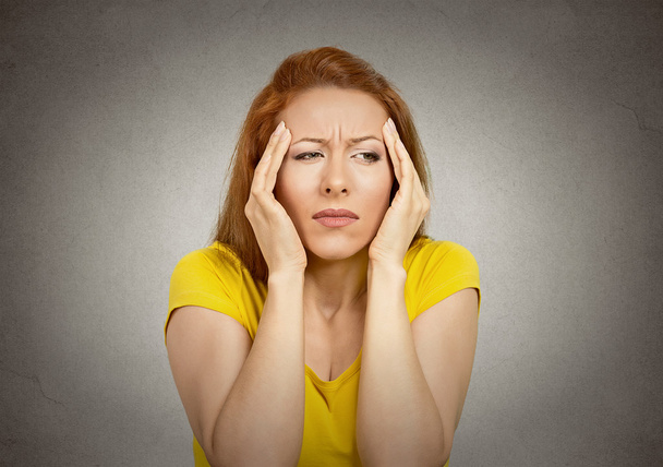 Женщина, страдающая головной болью - Фото, изображение