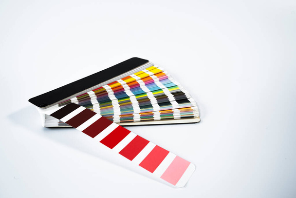 Guía de paleta de colores sobre fondo blanco. Primer plano de la muestra de color contra fondo blanco. - Foto, Imagen