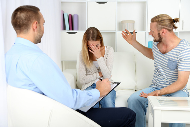 Junges Paar mit Empfangsproblem beim Familienpsychologen - Foto, Bild