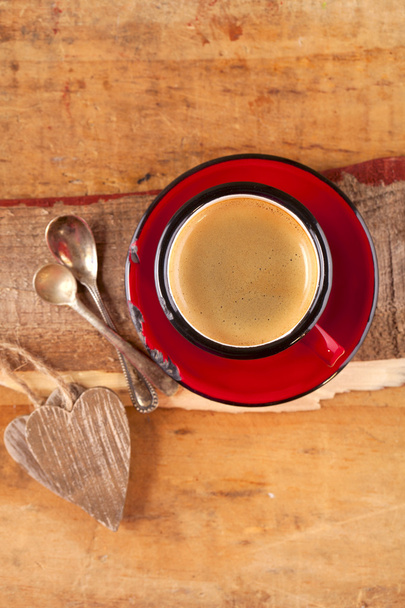 Caffè espresso, tazza di smalto rosso, due vecchi cucchiai d'argento, due di legno
 - Foto, immagini
