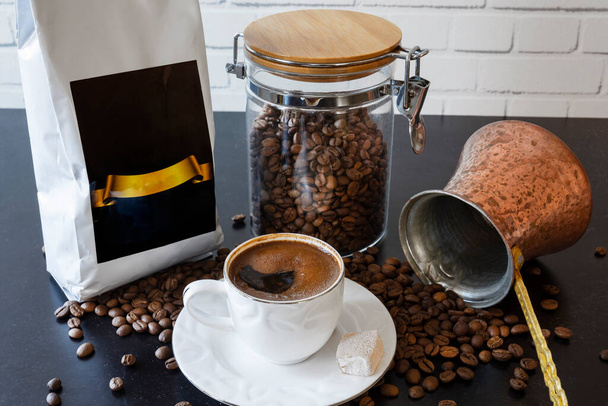 Egy csésze török kávé és bab egy darab fán. Szelektív fókusz felső elölnézeti csésze - Fotó, kép