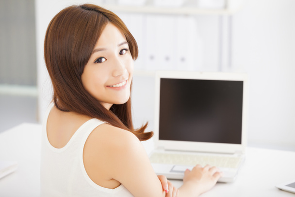 glücklich junge asiatische Frau mit einem Laptop zu Hause - Foto, Bild
