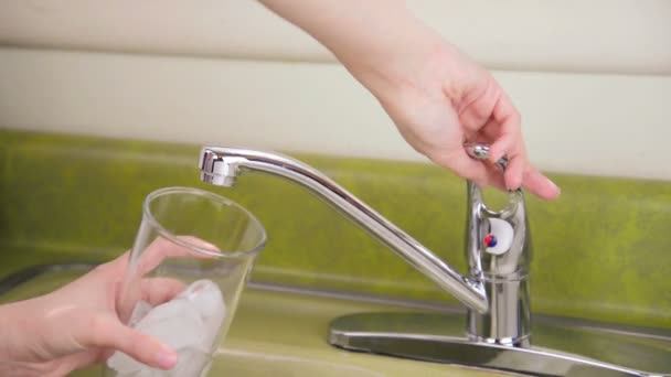 Jeges vizet a mosogató - Felvétel, videó