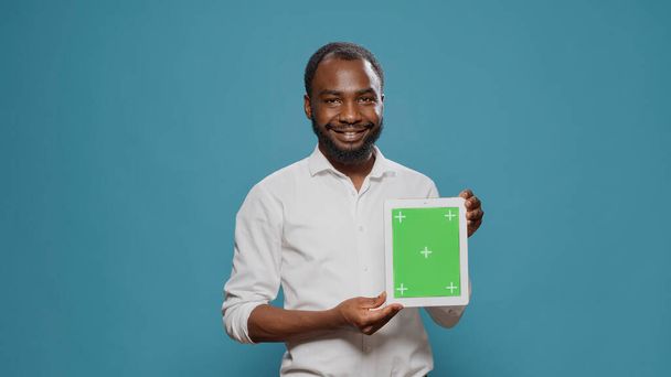 Persona alegre sosteniendo tableta digital con pantalla verde - Foto, Imagen