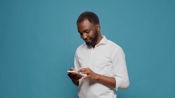 Afrikkalainen amerikkalainen henkilö työskentelee moderni älypuhelin - Valokuva, kuva