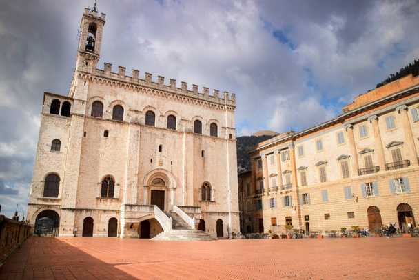 La piazza principale di Gubbio, piccolo borgo medievale del centro Italia.  - Foto, immagini