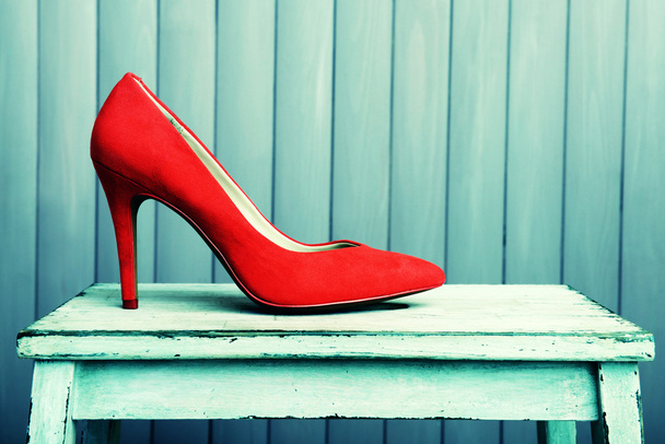 Red women shoes on wooden background - Fotoğraf, Görsel