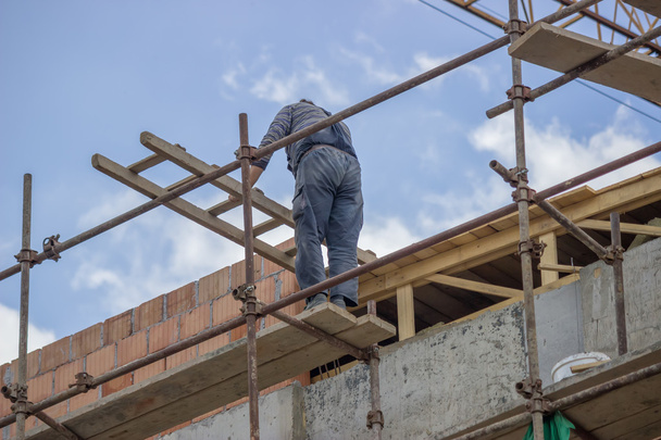 Bauarbeiter auf dem Dach eines Neubaus - Foto, Bild