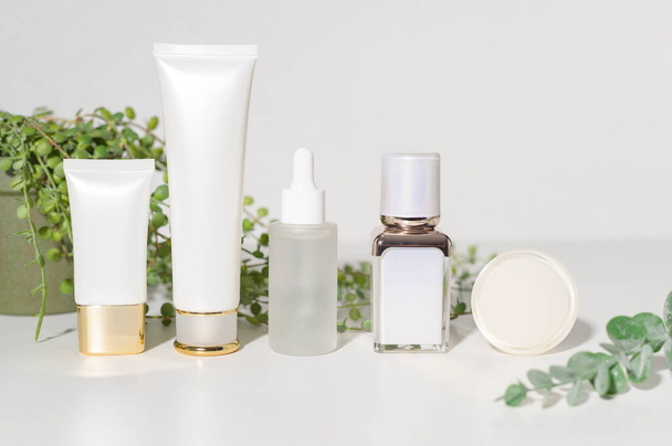 moisturizing cream bottle over leaf background studio, packing and skincare beauty concept - Foto, imagen
