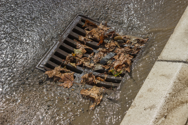 Metal storm drain cover na het reinigen van de straat - Foto, afbeelding