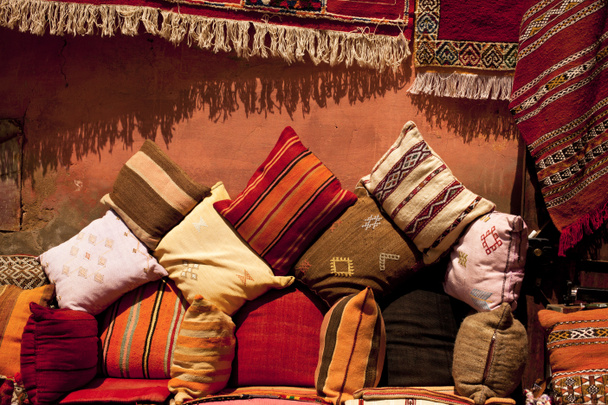 Marokkaanse kussens in een straat winkel in medina souk - Foto, afbeelding