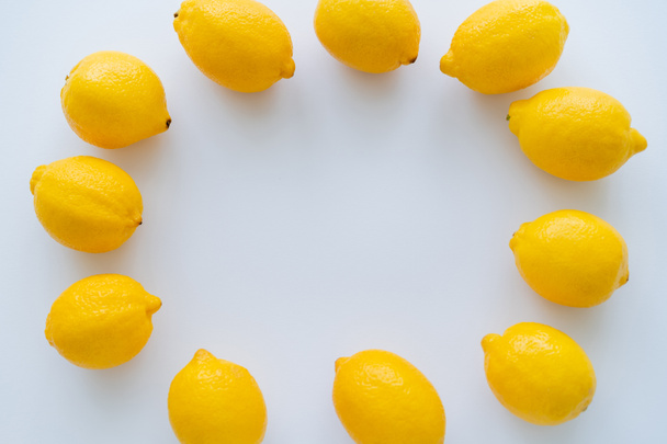 Top view of lemons in round shape on white background  - Φωτογραφία, εικόνα