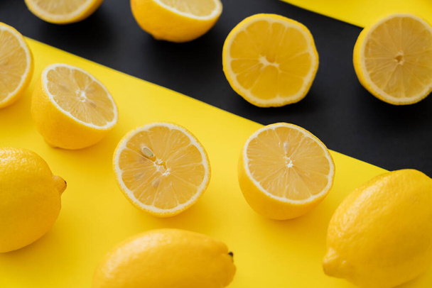 Close up view of organic lemons on black and yellow background - Foto, Imagem
