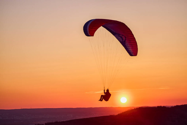 Valeni Arges Romania April 5, 2022: evening training of some skydiving enthusiasts at sunset. - 写真・画像