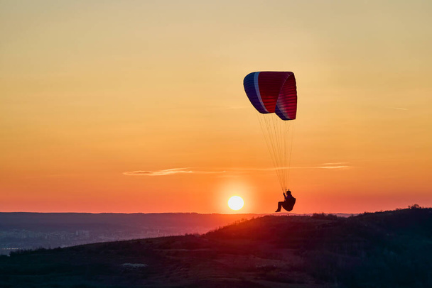 Valeni Arges Rumania abril 5, 2022: entrenamiento nocturno de algunos entusiastas del paracaidismo al atardecer. - Foto, imagen