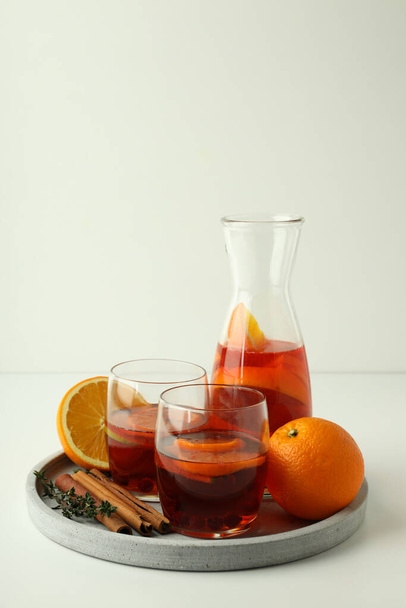 Concept van drank met Sangria op witte tafel - Foto, afbeelding