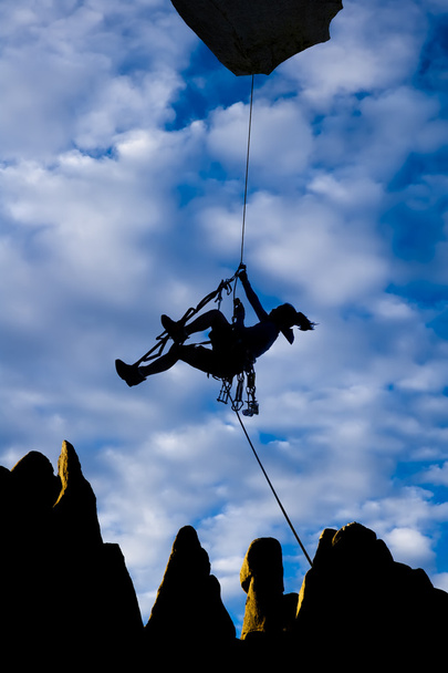 ορειβάτης ταλαντεύοντας από ένα σχοινί. - Φωτογραφία, εικόνα