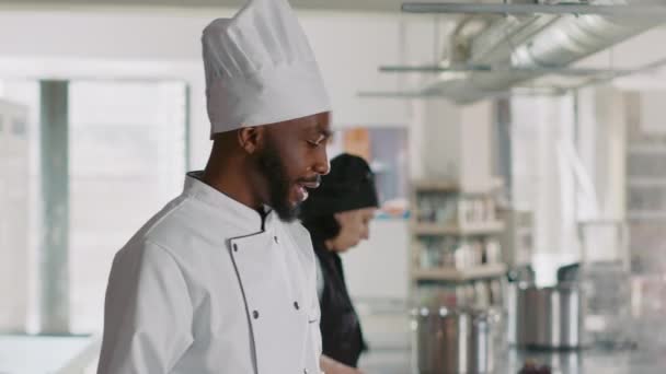 POV de chef afroamericano filmando programa de cocina con cámara - Imágenes, Vídeo